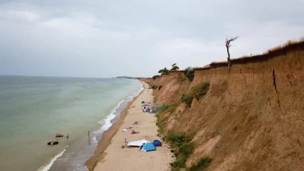 Pessoas Descansam Praia Selvagem Sanjeika Com Suas Famílias Fotografia Aérea — Vídeo de Stock