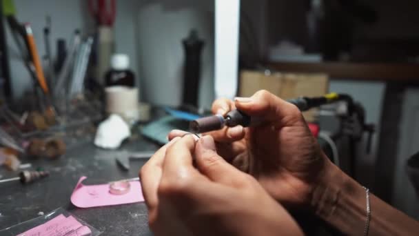 Mestre Menina Processa Placa Metal Oficina Casa Conceito Bordado Criatividade — Vídeo de Stock