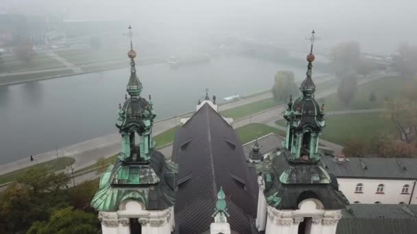 Krakau, sluier van mist vallen de stad — Stockvideo