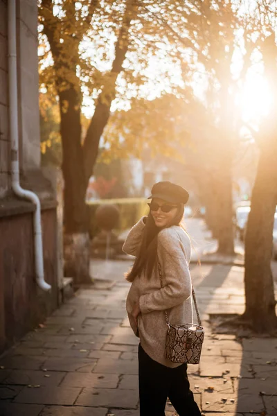 Retrato de rua de mulher na moda bonita jovem — Fotografia de Stock