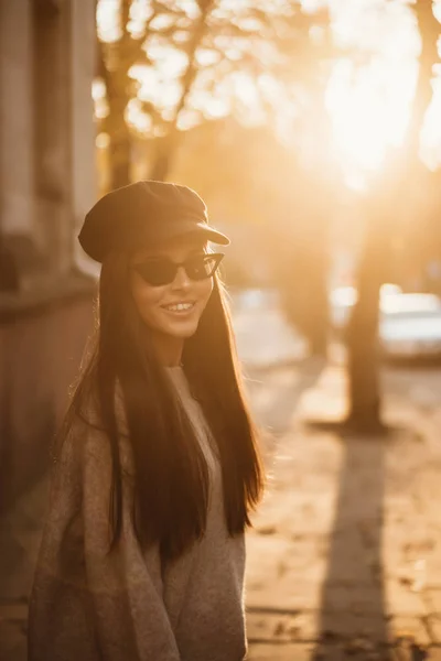 Retrato de rua de mulher na moda bonita jovem — Fotografia de Stock