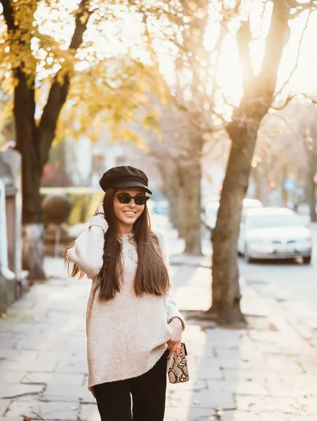 Straat portret van jonge mooie modieuze vrouw — Stockfoto