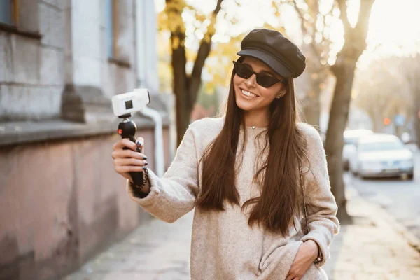 Ładna, młoda kobieta blogger pozowanie na kamery. — Zdjęcie stockowe