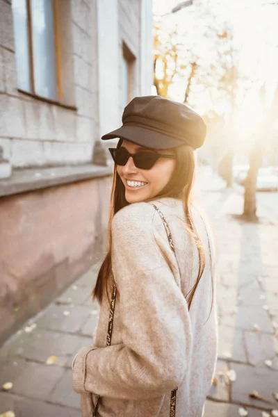 Street portrait of young beautiful fashionable woman — Stock Photo, Image