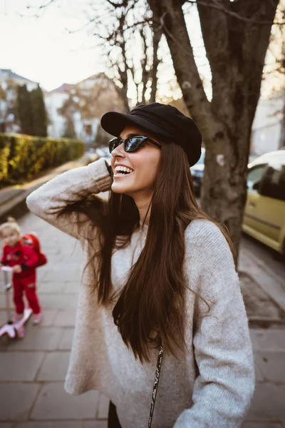 Street portrait of young beautiful fashionable woman — Stock Photo, Image