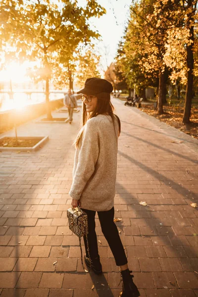 Attractive, young brunette with long hair walking autumn park. — Stock Photo, Image