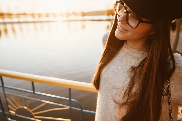 Young girl stands on the city embankment by the lake — Stock Photo, Image