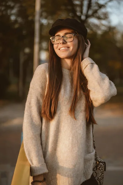 Atraente, jovem morena com cabelos longos andando parque de outono . — Fotografia de Stock