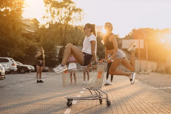 Φίλους βόλτα με αμαξίδια, κοντά στο σούπερ μάρκετ — Φωτογραφία Αρχείου