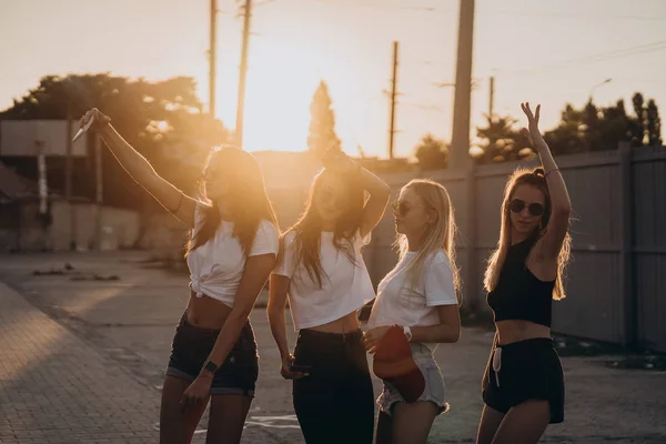 Quatro meninas tomando uma selfie e se divertir — Fotografia de Stock