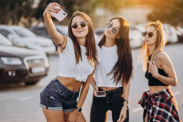 Három fiatal nő vesz egy selfie és érezd jól magad — Stock Fotó