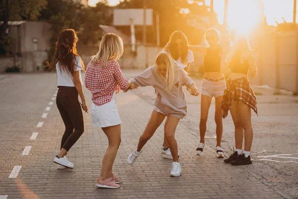 Έξι νεαρές γυναίκες χορού σε ένα πάρκο αυτοκινήτων — Φωτογραφία Αρχείου