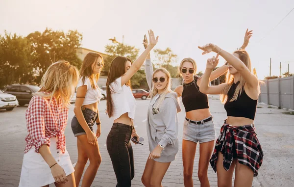 Šest mladých žen tanec na parkovišti — Stock fotografie