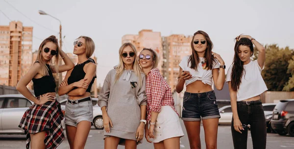 Seis jovens mulheres se divertem no parque de estacionamento . — Fotografia de Stock