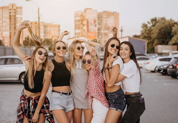 Six young women have fun at the car park. — Stock Photo, Image