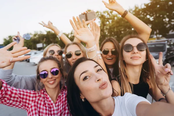 Seis chicas hermosas jóvenes mirando a la cámara y tomando una selfie — Foto de Stock