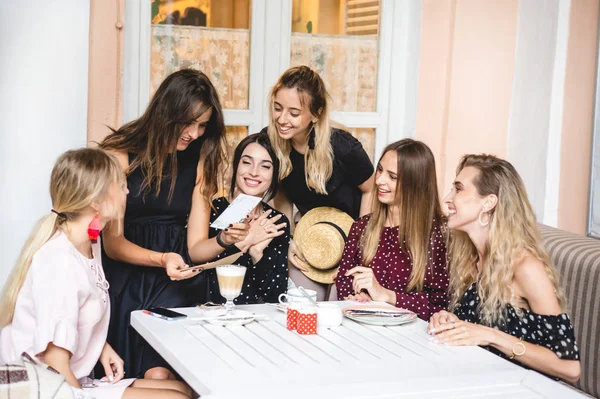 Шесть девушек за столом — стоковое фото