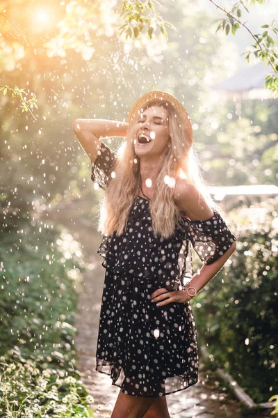 Ragazza in cappello posa sulla macchina fotografica — Foto Stock