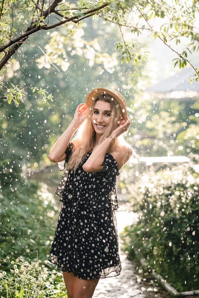 Ragazza in cappello posa sulla macchina fotografica — Foto Stock