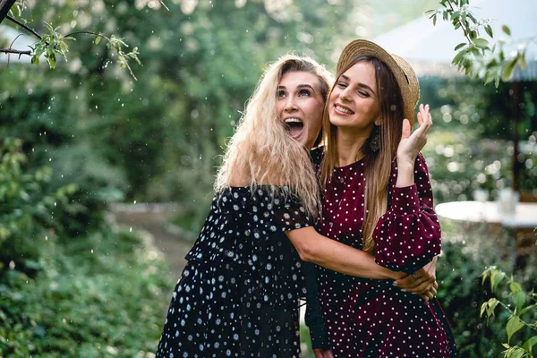 Due ragazze in un parco estivo — Foto Stock
