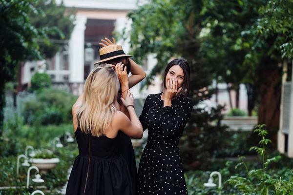 Três meninas no parque — Fotografia de Stock