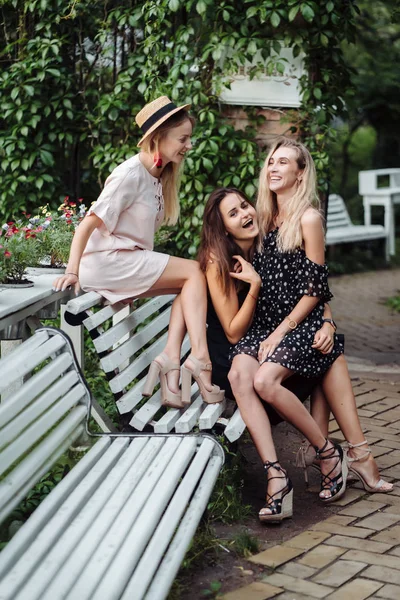 Tres chicas en el banco — Foto de Stock