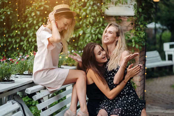 Três meninas no banco — Fotografia de Stock