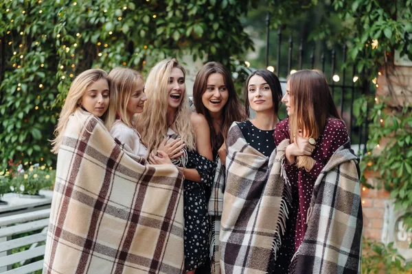 Seis chicas en el parque —  Fotos de Stock