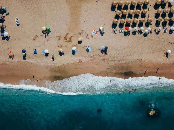 Plaża z leżakami na wybrzeżu oceanu — Zdjęcie stockowe