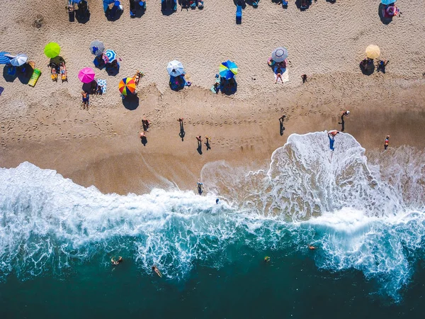 Plaża z leżakami na wybrzeżu oceanu — Zdjęcie stockowe