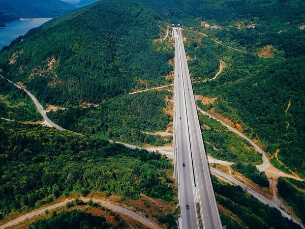 Vue aérienne de la route dans les montagnes — Photo