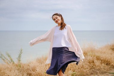 Kameraya poz ve yaz günü zevk genç güzel kız.