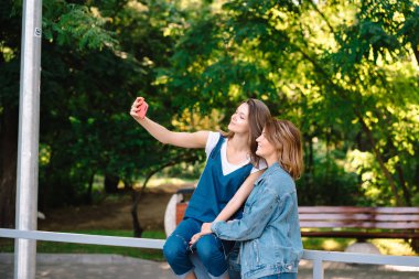 Görüntü şaşırtıcı genç kadın arkadaşlar öğrenci çekmek selfie