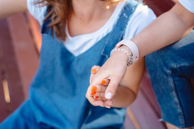 İki güzel kız destede elele