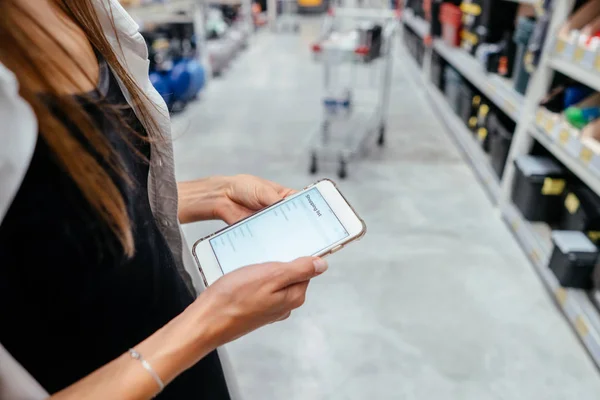 Nahaufnahme Mädchen mit Smartphone im Geschäft. — Stockfoto