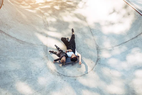 Mooie jonge hipster moeder en kleine zoon op het skatepark — Stockfoto