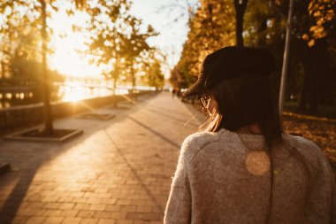 Uzun saçlı sonbahar park yürüme çekici, Genç esmer.