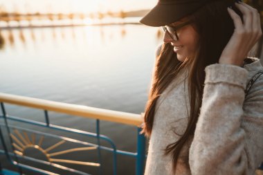 Genç kız şehir set Gölü üzerinde duruyor