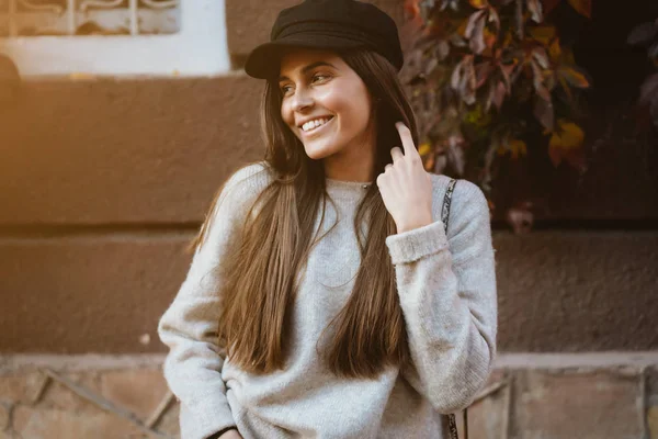 Uma jovem atraente posando na câmera . — Fotografia de Stock