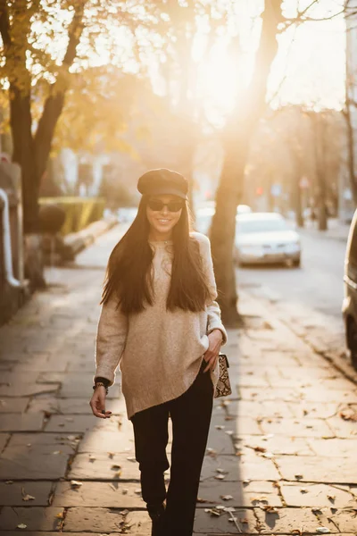 Retrato callejero de joven hermosa mujer de moda — Foto de Stock