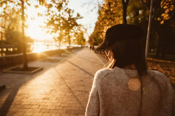 Uzun saçlı sonbahar park yürüme çekici, Genç esmer.