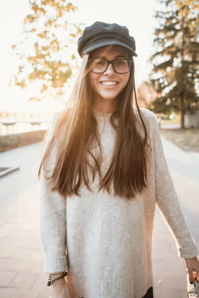 Atraente, jovem morena com cabelos longos andando parque de outono . — Fotografia de Stock