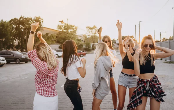 Sei giovani donne ballano in un parcheggio — Foto Stock