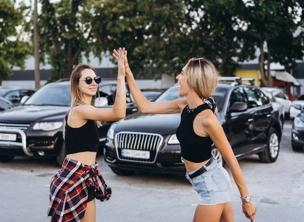 Due ragazze si sono incontrate nel parcheggio — Foto Stock