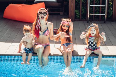 mutlu aile eğleniyor havuz kenarındaki zaman