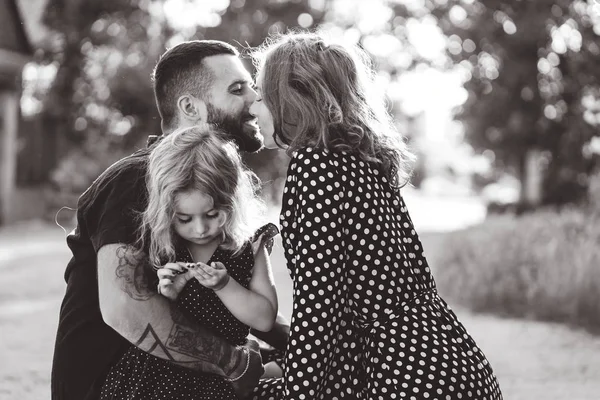 Amare i genitori a piedi con la loro piccola figlia — Foto Stock