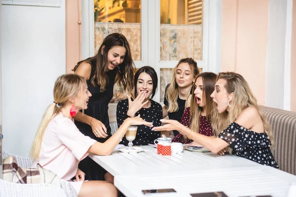 Seis meninas na mesa — Fotografia de Stock