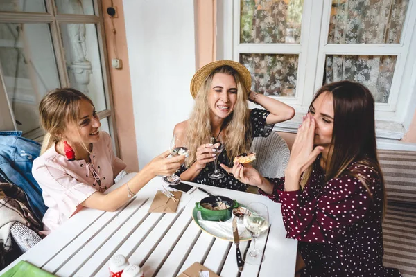 Tres chicas en la mesa —  Fotos de Stock