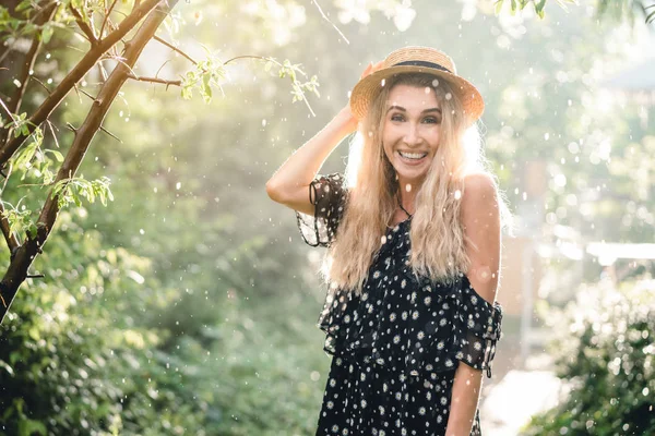 Menina de chapéu posando na câmera — Fotografia de Stock