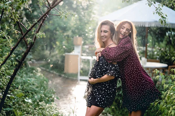 Bir yaz parkta iki kız — Stok fotoğraf